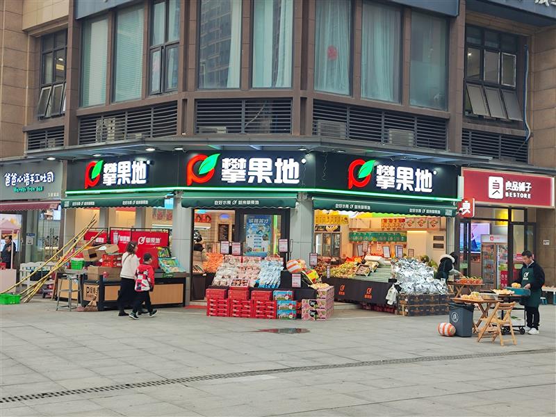 4780户小区《水果店，年租17万》13米转角大开间，正对十字路口