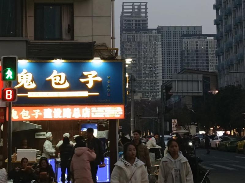 网红小吃街建设路路口转角铺，稳定商家经营，*客观，速来捡漏