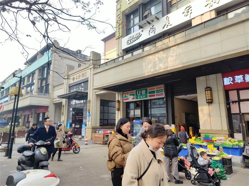 万人小区门口头间U佳便利店出售，年收10万，双边街超大人流量！