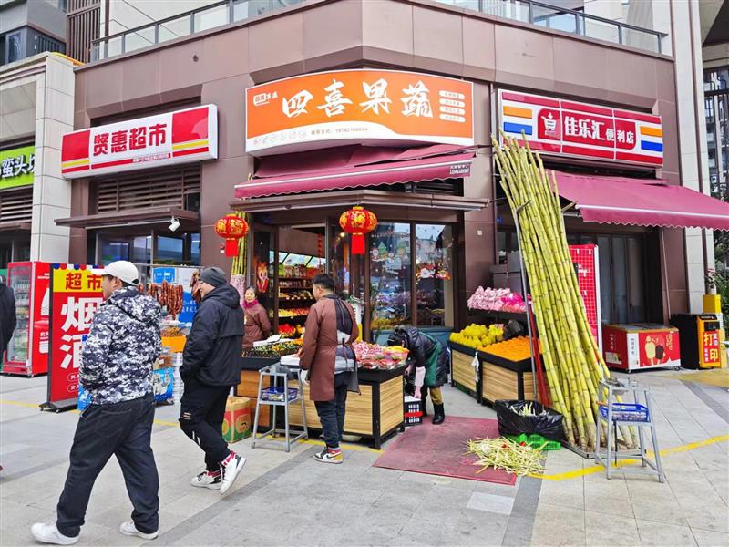 天府新区，小区门口（水果店）年租12万，转角位置，双边街昭示性好！