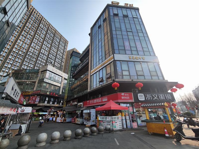 商业街区出入口临街转角旺铺《京东便利店》，年收15万，带外摆！