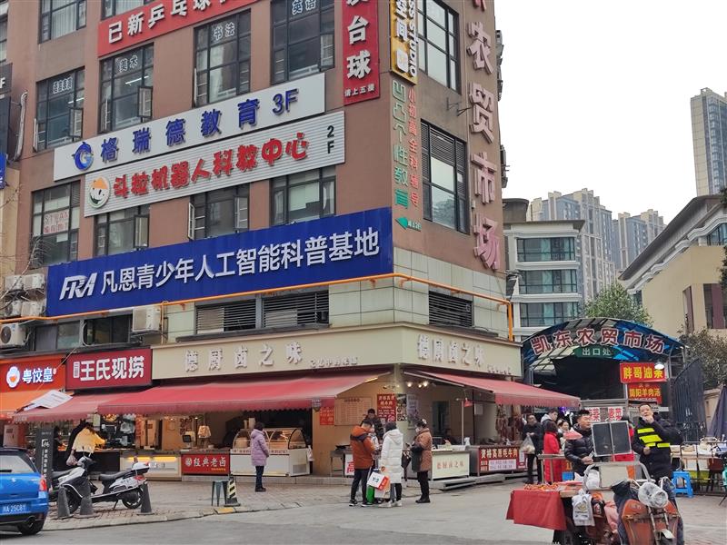 农贸市场旁卤味店出售，年租15万，转角双开间，带超大外摆！