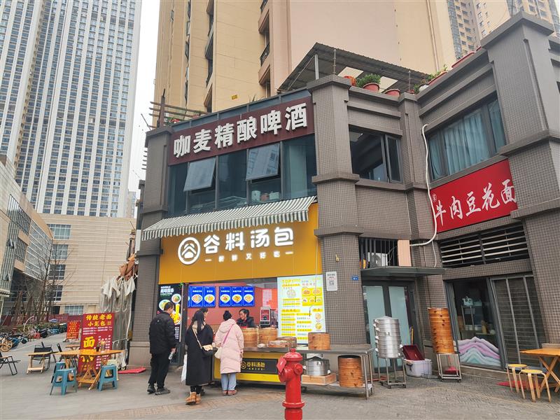 市中心春熙路旁转角旺铺《谷料汤包》出售，年收12万，带外摆！