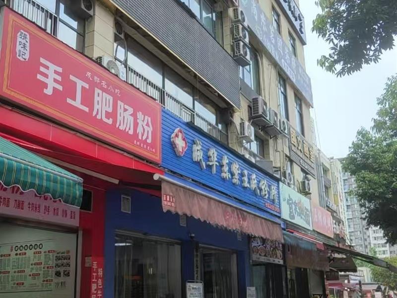 动物园地铁口，全业态餐饮铺，现租（手工肥肠粉）年租10万，户型方正，客流大