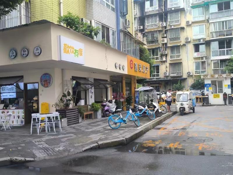 温江大学城，小区门口，转角双面开间，现租（甜品店）年租6.6万，住宅密集