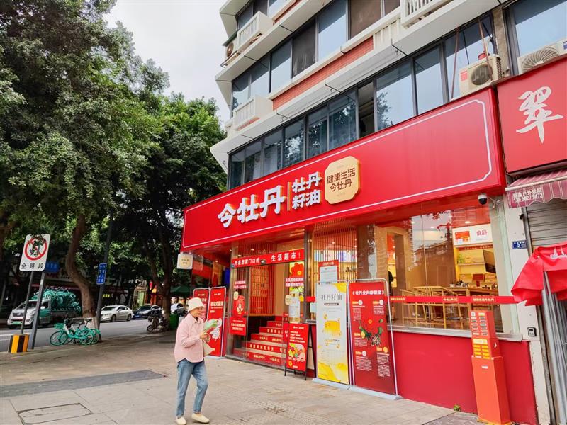 市中心十字路口转角铺，年租16.8万，十米大开间带外摆！