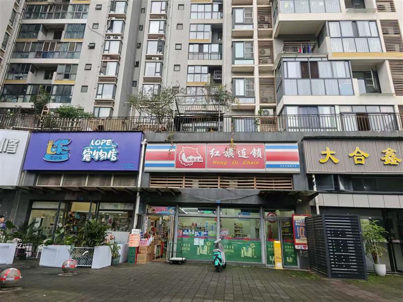 锦江区，万人小区门口，现租（红旗超市）年租15万，租约稳定，住宅密集