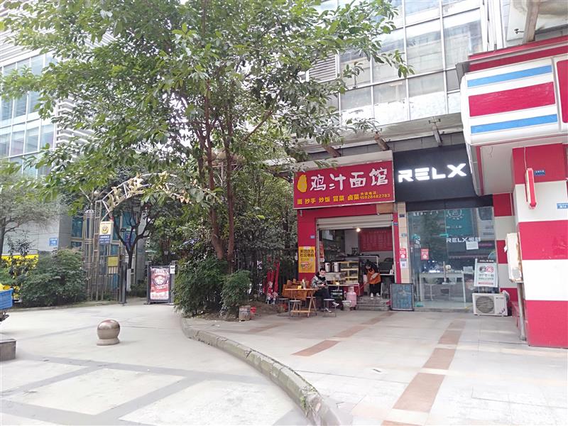 小区门口*间年收20万红旗超市转角开间10米双证