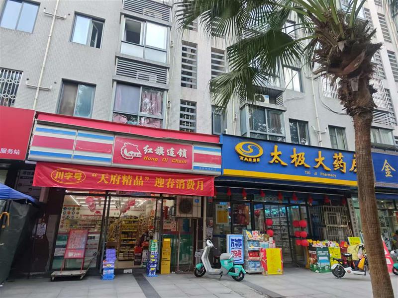锦江区，十字路口，万人小区门口，现租（红旗连锁）年租16万，产权干净